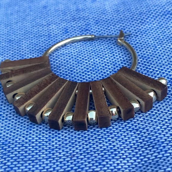 β¨HPx2β¨ Wood & Gold-Tone Hoop Earrings - Picture 4 of 5